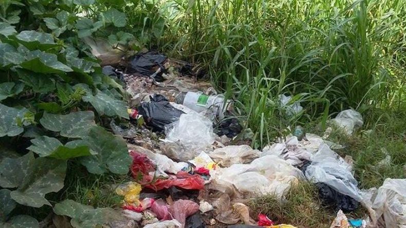 El basural que se formó en la calle Capdevila, en Derqui..