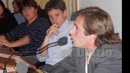 Jóvenes. De Achával habla, seguido por Darget y Trovatelli..