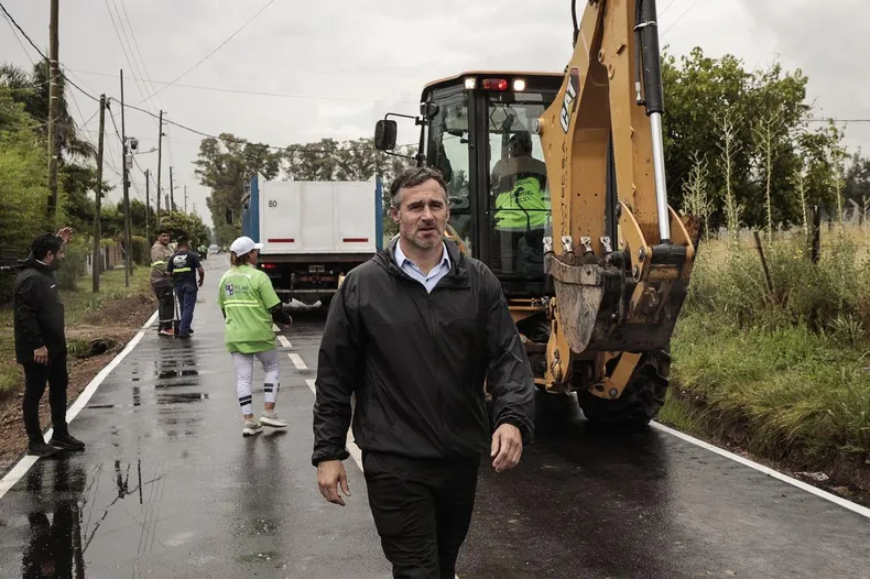 AVANZA Federico Achval este martes durante una recorrida de obras en Rivera Villate