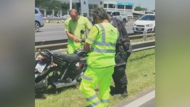 IMPACTO. Los motociclistas impactaron contra el guardarrail.