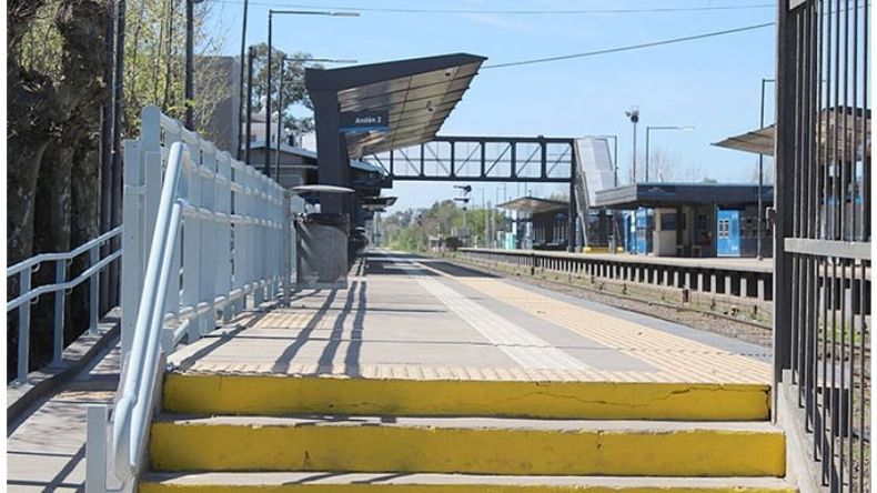 YO QUIERO VER UN TREN. La estación de Pilar, desierta..