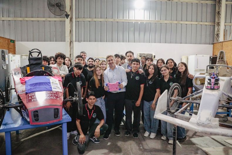 CONDUCCIÓN. Achával y Trotta, con los kartings fabricados por los alumnos.