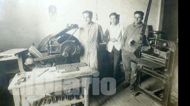 Miguel Fortez (derecha.) junto a su hermano Severo y un empleado, en 1922, imprimiendo El Imparcial..