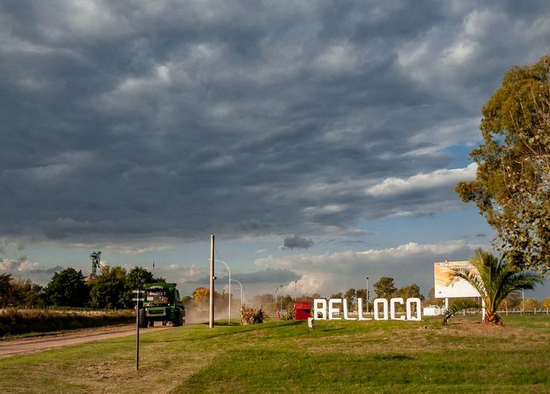 En el sudoeste de la provincia de Buenos Aires, entre la llanura pampeana y largos campos, hay una localidad que destaca por su hospitalidad y sus paisajes.