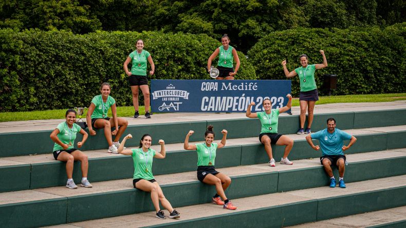 CAMPEONAS. Las chicas de Ferro festejan el título en el Mayling.