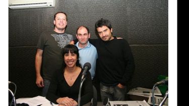 Por la mañana. Mariela Reynoso, Sergio Abrate y Juan Manuel Morales, en el estudio de FM Plaza..
