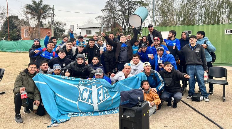 PRIMERO. Todo Flecha Azul festeja la clasificación a la final del Clausura de la División B.