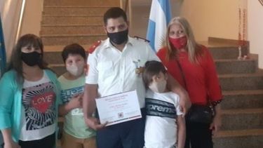 distinguieron a bomberos que combatieron un incendio en un edificio