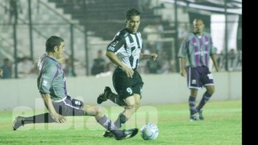 Bargas, jugando para Dálmine, va al cruce de Sanabria, en el último partido nocturno..