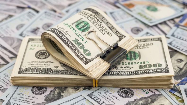 Con el inicio de un nuevo mes se rehabilita el acceso al cupo mensual del dólar destinado al ahorro. Cada vez hacen falta más pesos para adquirir ese monto.