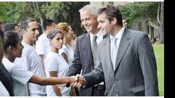 Achával, Martínez y Losada saludan a los aspirantes..