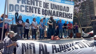 ACTO. Los docentes se movilizaron a la Casa de la Provincia..