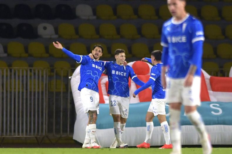 GOLEADORES. Zampedri (9) va a festejar con Pesadilla Gómez el tanto del triunfo.