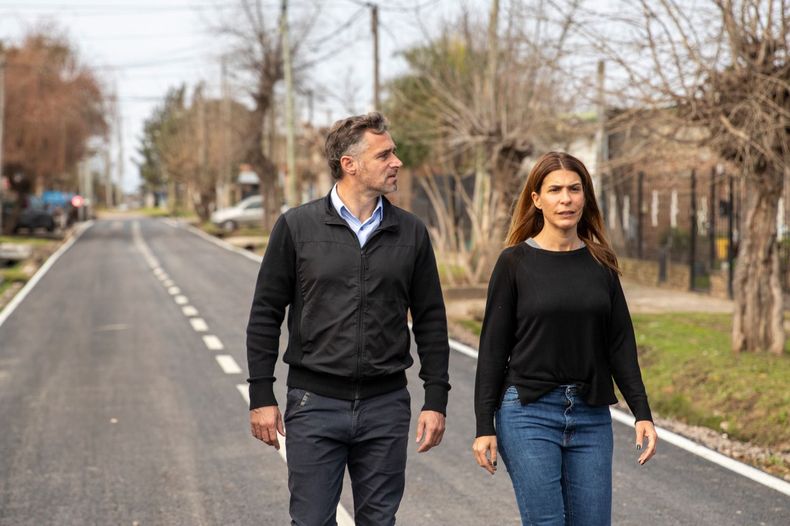 CAMINATA. Achával y Peralta pasaron por Rivera Villate.&nbsp;&nbsp;
