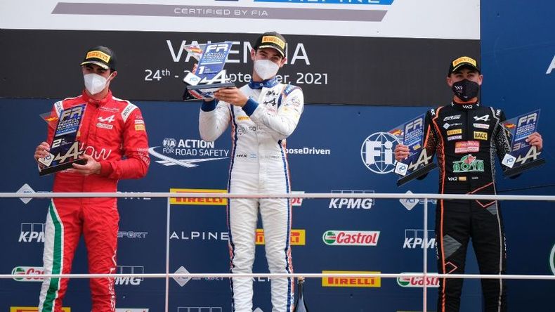 VICTORIA. Colapinto en el centro del podio con su trofeo..