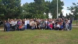 EQUIPO. Ducoté y sus militantes recorrieron Peruzzotti dialogando con vecinos..