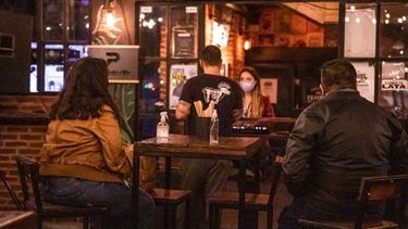 El gobernador había anticipado que si continuaba la tendencia a la baja de los casos, el horario para actividades nocturnas podía extenderse..