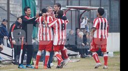 (Fredy Caballero). DEDICATORIA. Juárez, Cavallero y Pipino le regalan el 1-0 al técnico Ponce de León con un fuerte abrazo..