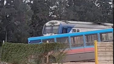 COLECTIVO EN LAS VÍAS. El interno de la línea 510 quedó encajado a metros del paso del ferrocarril San Martín.&nbsp;