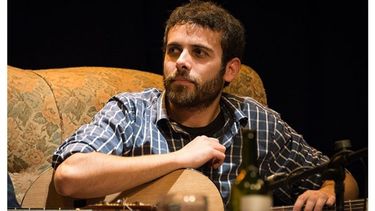 Seis cuerdas. Emanuel Vázquez es guitarrista de De Queruza..