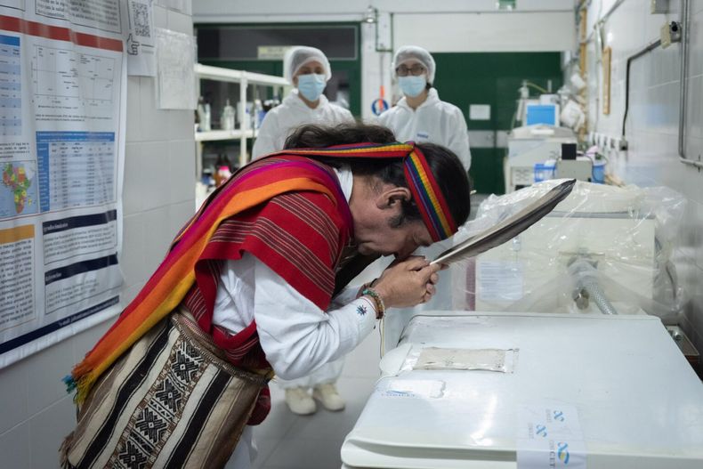 Ceremonia guiada por una pluma de cóndor durante el embalaje. (Cultura Mendoza)..avif si
