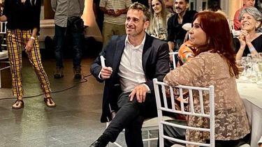Achával junto a Cristina siguiendo la presentación de los artistas..