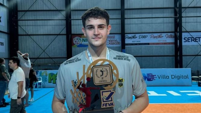 Juani Lovisolo con el trofeo por el tercer puesto de la Liga Nacional de Vóley 2026.