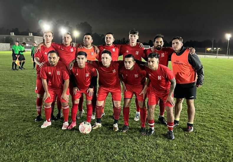 FELICIDAD. Los pibes de Atlético festejan su primer triunfo en el 2024.