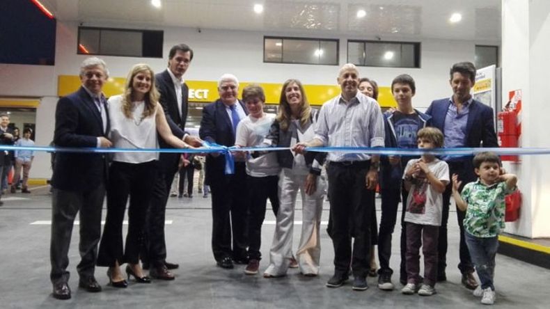 CORTE DE CINTA. Ducoté, junto a directivos de Shell y allegados..