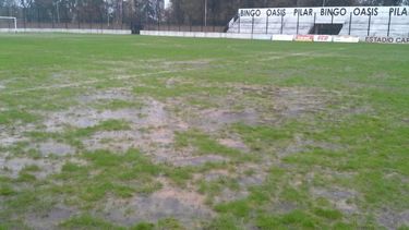 Así quedó el Barraza luego de la incesante lluvia. Real Pilar juega el martes contra Juventud Unida. FOTO Marcos Chaile..