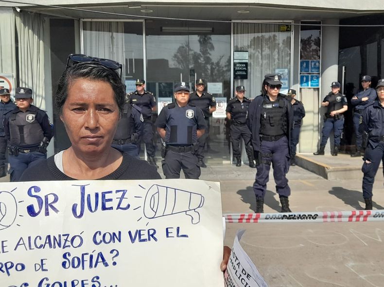 RECLAMO. Mabel Valdez, hermana de Sofía, estuvo en la presentación del proyecto.
