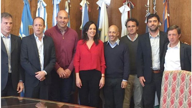 FIRMA. Ducoté firmó el convenio con Stanley y el resto de los intendentes..