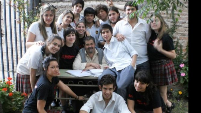 Alejandro junto a sus alumnos. Fue creador del sitio de Facebook “Derqui en el Planeta Tierra”, donde todos suben fotos antiguas del pueblo que fue..