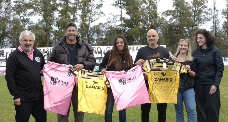 El homenaje de Real Pilar a Sergio Gómez y Favio Orsi. Se sumó la dirigencia de Flandria.&nbsp;