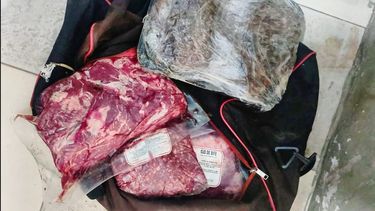 El ladrón sustrajo ocho bandejas con cortes de carne y las ocultó en su bolso. El ladrón sustrajo ocho bandejas con cortes de carne y las ocultó en su bolso.