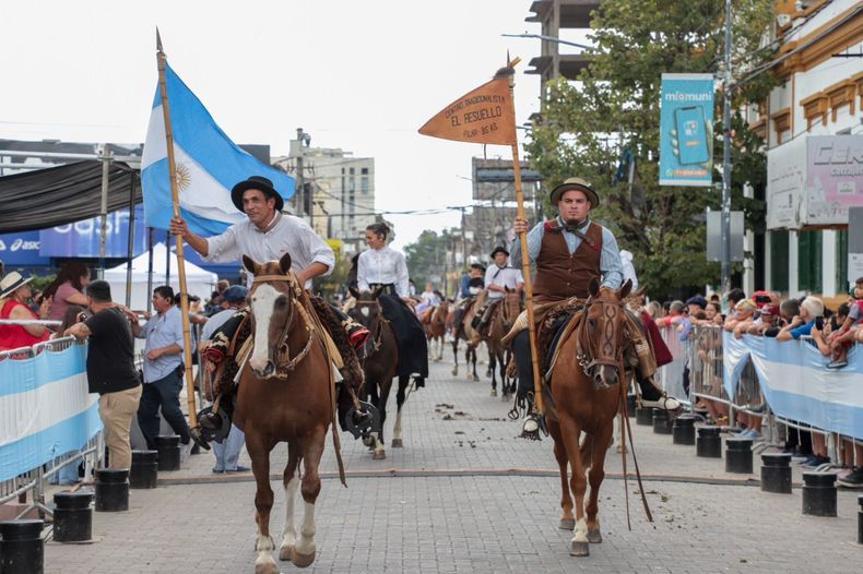 CENTROS TRADICIONALISTAS. Llegaron desde todo el distrito y animaron el desfile en el Paseo del Centro.