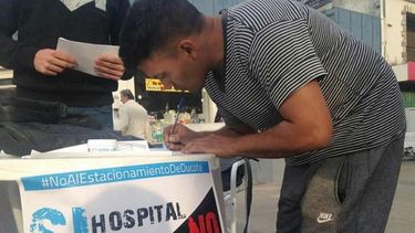 FIRMAS. La campaña reclama que en el predio solo pueda hacerse el hospital. .