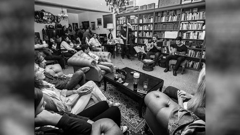 Música y libros. El trío Cosa e’ Mandinga Tango, encabezado por Héctor Bacci se presentó en la librería Bastión en una velada que tuvo como protagonistas a la música y los libros, un combo inigualable. “Agradecemos a toda la muchachada amiga que estuvo presente en esa hermosa noche. Entre amigos y melodías nos colmamos de energía mandinguera, agradecemos la magia, el respeto y el silencio que adornó la velada”, expresaron en sus redes..