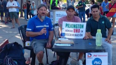 RECLAMO. Los despedidos realizaron una radio abierta en la estación de Pilar.