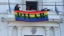 La bandera de la diversidad flamea en la plaza de Pilar