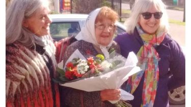 MEMORIA. Noemí Pedrini y Aurora Morea (izq. y centro), en el homenaje de ayer. .