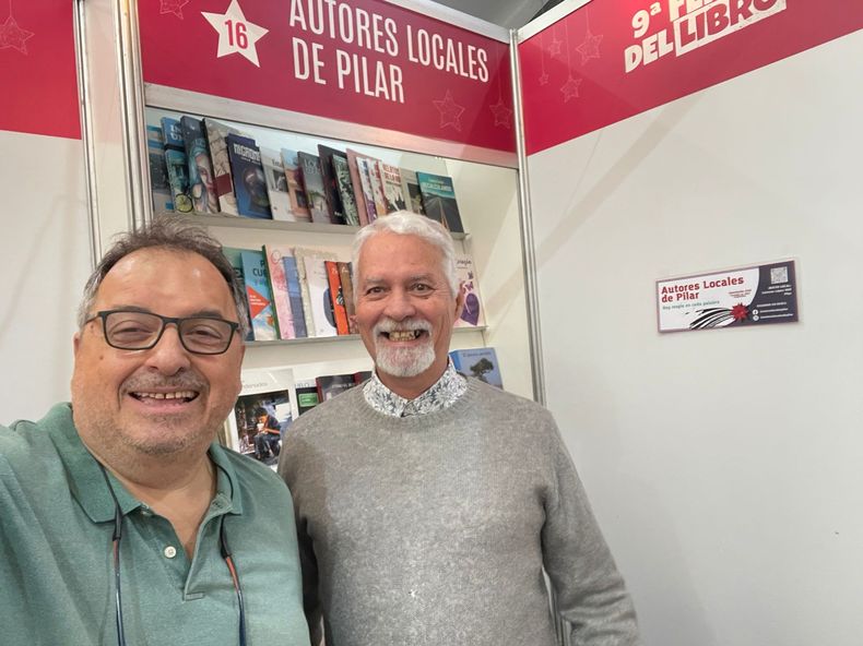 Roberto Capria y Maximiliano Donat, en el stand de Autores Locales de Pilar en la 9&ordf; Feria del libro de Escobar