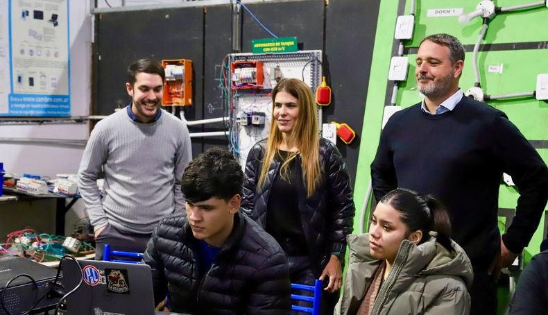 Santiago Laurent ynbspSoledad Peralta con alumnos del Centro Municipal de Formacin Profesional sede Fortabat