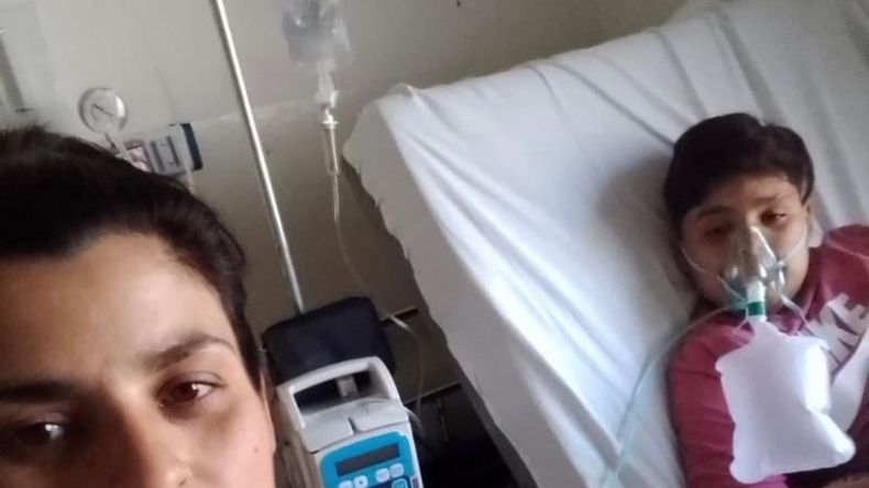 UN POCO DE ALIVIO. Jeremías junto a su mamá. El Municipio consiguió el medicamento. .
