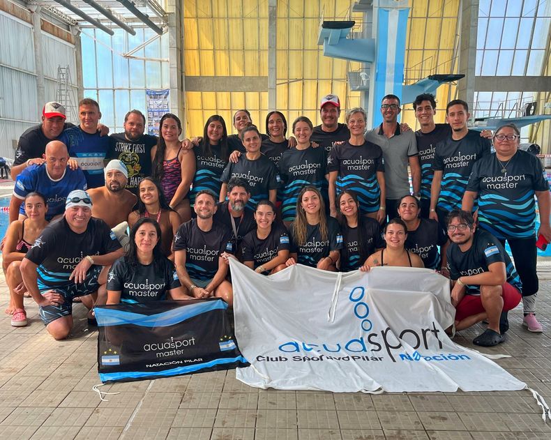 FELICES EN LA FELIZ. El equipo Master de Acuasport, en Mar del Plata.