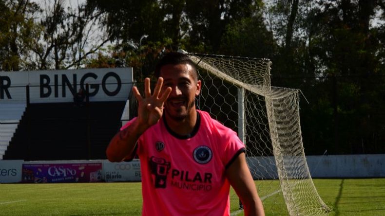 CUATRO. Mauricio Carrasco celebra el primero. Convirtió otro más y fue una de las figuras de Real Pilar. Foto: Fredy Caballero. .