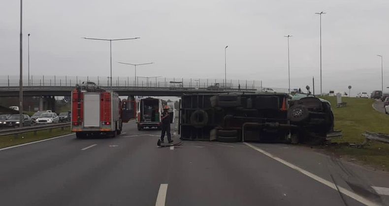 El vuelco se produjo a la altura del kilómetro 44 de la Panamericana.&nbsp;