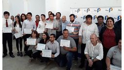 EQUIPO. Ducoté, con un grupo de trabajadores efectivizados..