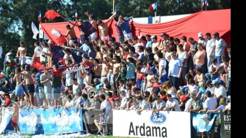 (Fredy Caballero). Las tribunas colmadas para alentar por la consagración de Deportiva Francesa en el Grupo II de la URBA..