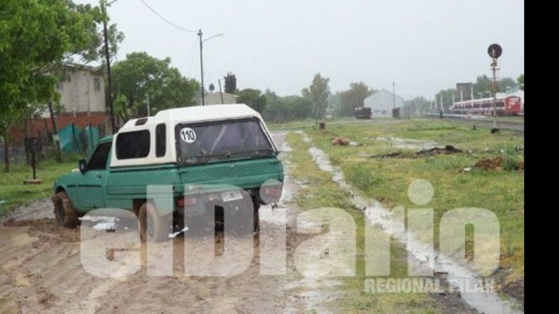 El Pasaje de las Vías después de una lluvia. Los vecinos piden asfalto..